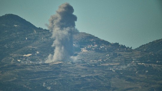 金曜日、レバノン南部でイスラエル軍が攻撃した後、煙が上がった。