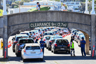Members of the public queue for a COVID-19 test at the Bondi Beach drive-through on New Year’s Eve.