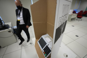 Analistler Mayıs ayında Brasilia'da elektronik oylama sistemini test ederken, Brezilya Yüksek Seçim Mahkemesi'nin merkezinde bir oylama makinesi oturuyor.