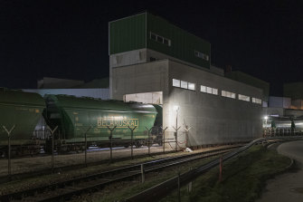 Litvanya'daki Klaipeda Limanı'nda Belarus'tan potas taşıyan bir yük treni.