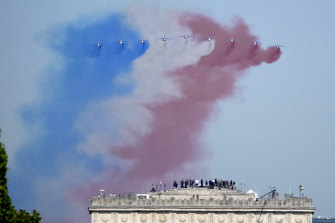 Gli Alphajet della Patrouille de France sorvolano l'Arco di Trionfo e gli Champs-Elysees a Parigi durante la parata del giorno della Bastiglia il 14 luglio.