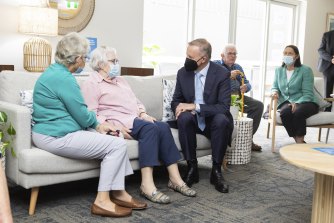 Opposition Leader Anthony Albanese (centre) and Labor MP Fiona Phillips (right) during a visit to the Symons House retirement village in Nowra.