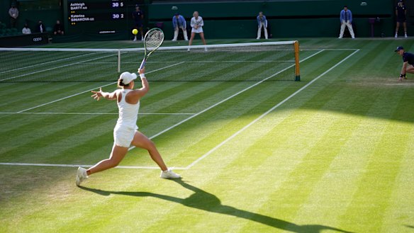 Barty plays a return to Siniakova as the shadows lengthen.