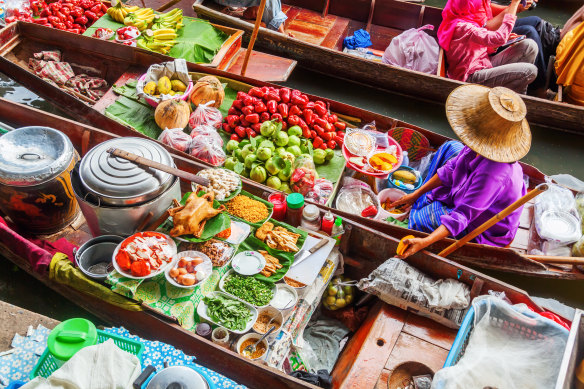 Damnoen Saduak floating market.