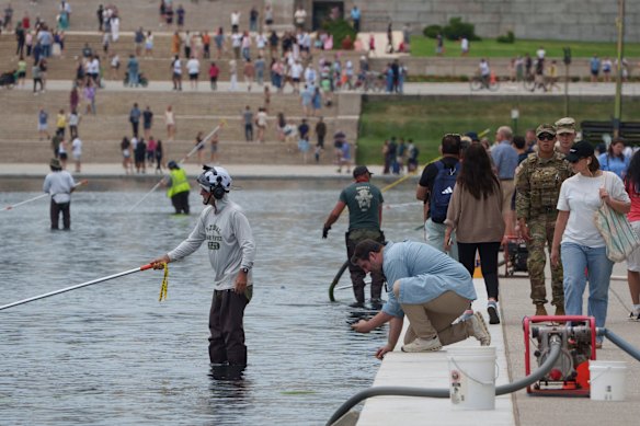 Anche i miglioramenti a Washington DC, come la piscina riflettente del Lincoln Memorial, figurano tra le priorità di Trump.