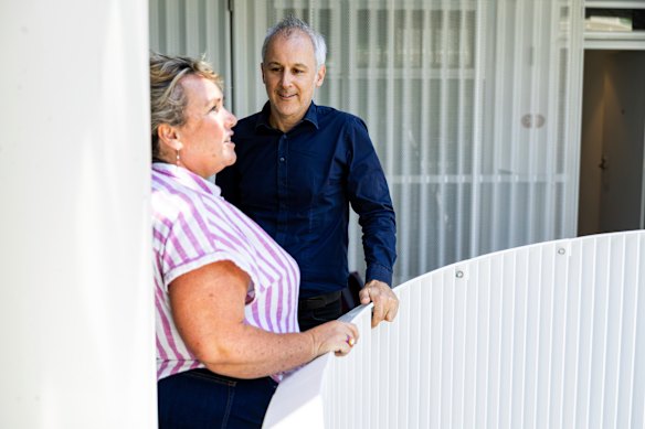 Huddleston elogiou Szwaj por desestigmatizar a habitação a preços acessíveis.