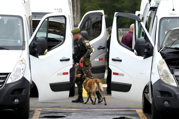 Security agents carry out bomb inspections in vehicles that will be used for Sunday’s Inauguration Day a day beforehand.