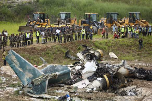 Personalul armatei nepaleze a izolat locul accidentului aviatic pe Aeroportul Internațional Tribhuvan din Kathmandu.