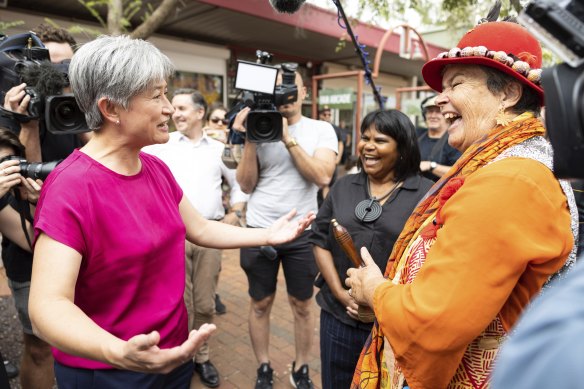Labor leader in the Senate, Penny Wong joined Labor candidate for Lingiari, Marion Scrymgour (centre), on a charm offensive through the Todd Mall markets in Alice Springs.