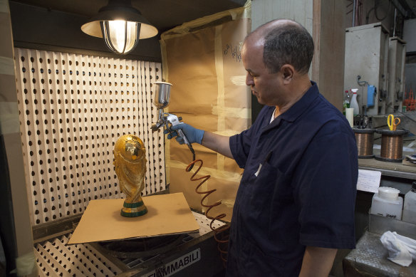 The World Cup, finally completed with its base of malachite green marble, is covered with Zapon varnish to ensure an impeccable brilliance and preservation.