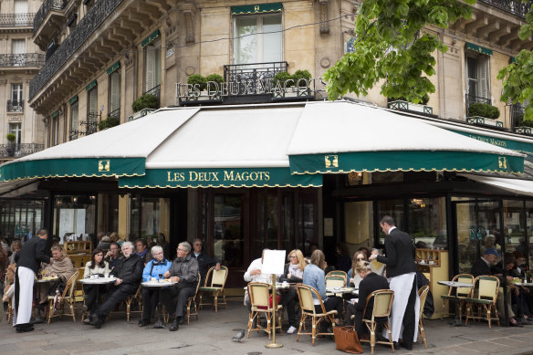 Les Deux Magots was once the hangout of poets such as Verlaine and Rimbaud and the philosopher Sartre, but these days you’re more likely to find politicians and tourists.