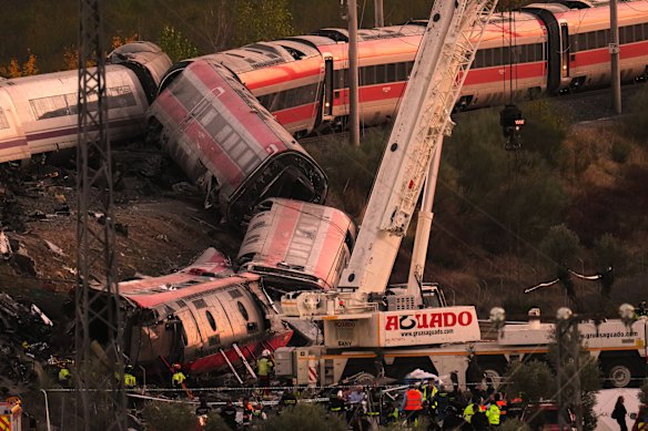 I servizi di emergenza lavorano sulla scena di una collisione tra due treni in Spagna.
