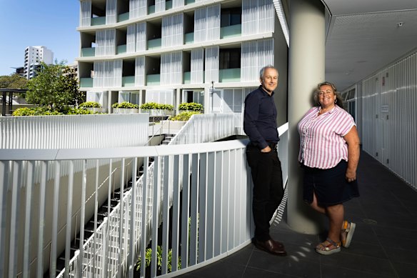 Carrie-Anne Huddleston chorou de alegria ao conhecer o arquiteto Dan Szwaj. 