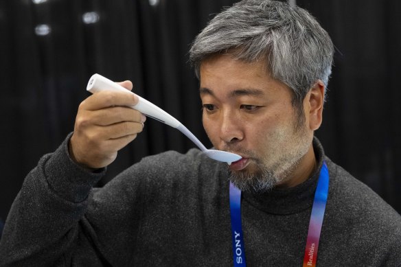 Kiyohiro Izumo uses the Kirin Electric Salt spoon which intensifies salt flavour by flowing a mild electric current through the food around the tongue to attract salt towards the tongue.