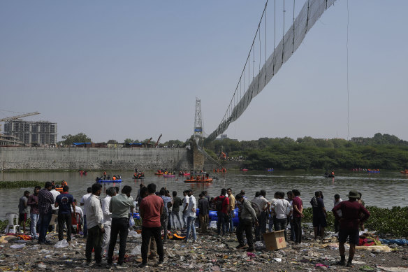 Kurtarma ekipleri, Hindistan'ın Gujarat eyaletinde çöken yaya köprüsünün yanındaki Machchu nehrinde arama yapıyor.