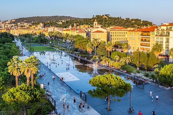 The Promenade du Paillon is a large park that extends from the city to the waterfront.