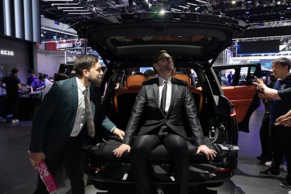 Two foreign visitors at the Lynk & Co booth.
