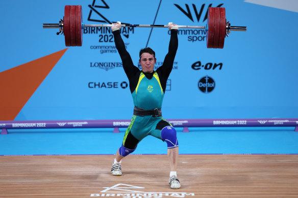 Kyle Bruce performs a clean and jerk during the men’s 81kg final.