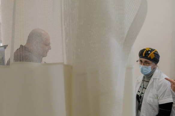 A patient with silicosis receives treatment at Rabin Medical Centre, Israel.