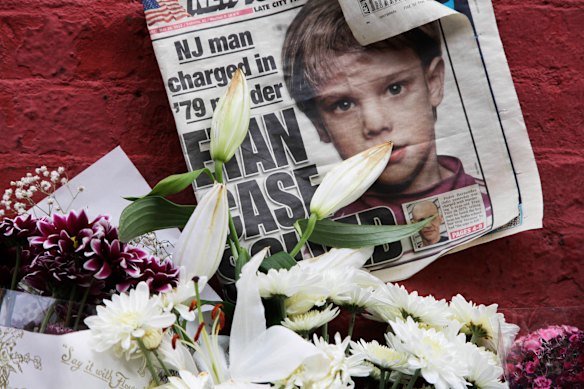 Um memorial de rosto no Soho Neñigidebood, de Nova York, onde Etan Patz morava.
