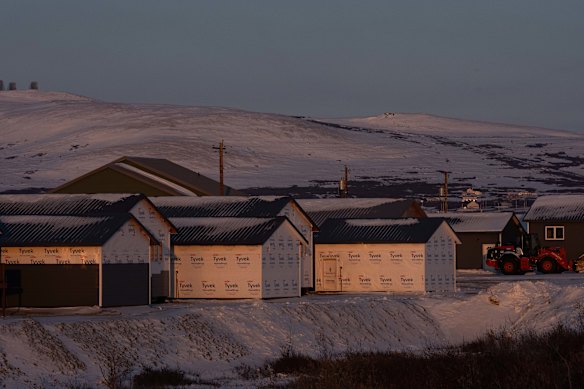 Rumah sakit dan sebagian besar perusahaan konstruksi mendatangkan pekerja sementara dan membangun perumahan mereka sendiri atau memberikan subsidi perumahan yang mengurangi pasokan dan meningkatkan biaya bagi penghuni sepanjang tahun. 
