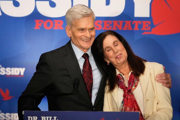 Il senatore repubblicano Bill Cassidy della Louisiana abbraccia sua moglie. È stato estromesso alle primarie dalla sfidante Julia Letlow, sostenuta da Donald Trump.