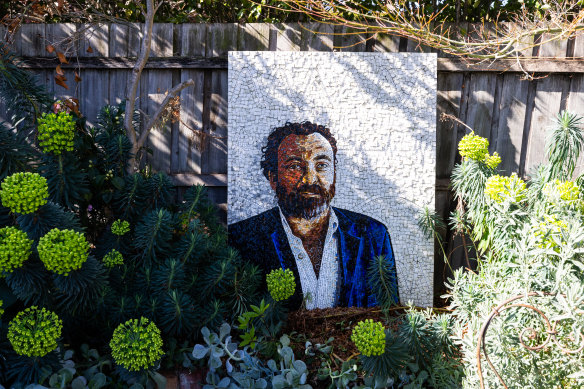 JIM, made by Bodycomb and Rene Schaefer about 15 years ago, depicts drummer Jim White, known for The Dirty Three, Xylouris White and more.