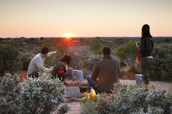Uluṟu and Kata Tjuṯa shift through purple, russet and gold as the sun climbs. 