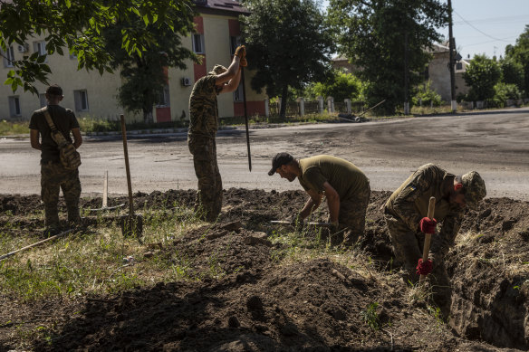 Ukrainian forces have been digging new defensive trenches in the eastern city of Lysychansk in anticipation of a brutal battle with the Russian military.