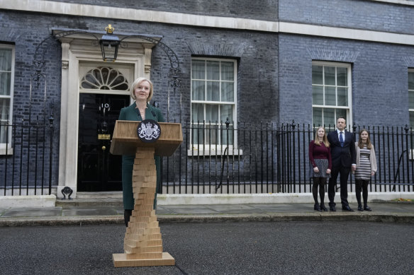Giden İngiltere Başbakanı Liz Truss, ailesi tarafından desteklenen Downing Caddesi'nin dışında konuşuyor.