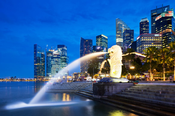 The Merilon statue at Marina Bay provides after-dark kids’ entertainment.