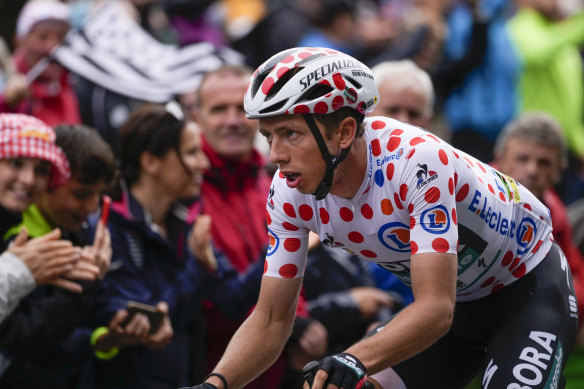 Ide Schelling in the polka dot jersey.