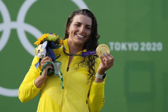 Jessica Fox on the podium as a gold medallist in Tokyo.