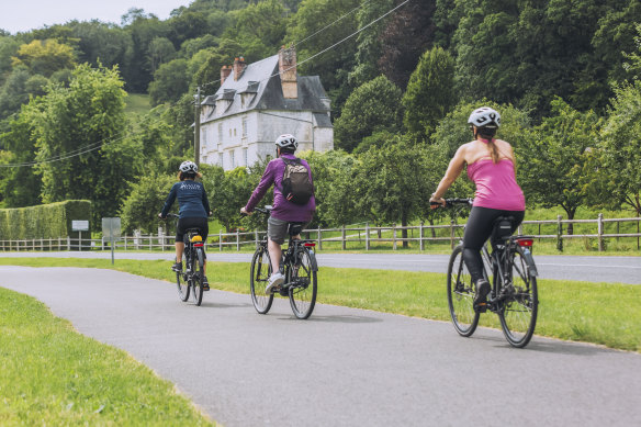 Ashore, Avalon’s Active program covers energetic cycle touring as well as dawdling through gardens.
