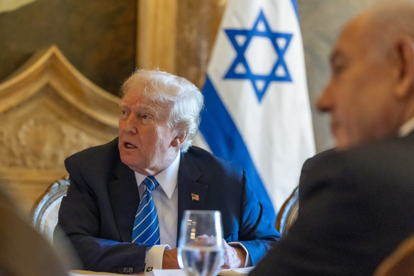  Donald Trump meets with Israeli Prime Minister Benjamin Netanyahu, right, at Mar-a-Lago.
