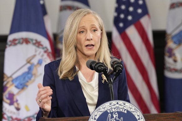 Abigail Spanberger menyampaikan respons Demokrat.