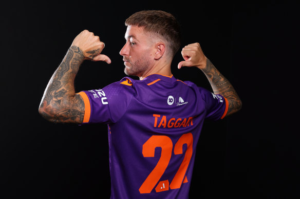 Socceroo Adam Taggart has signed with Perth Glory, returning to the city he began his career in.