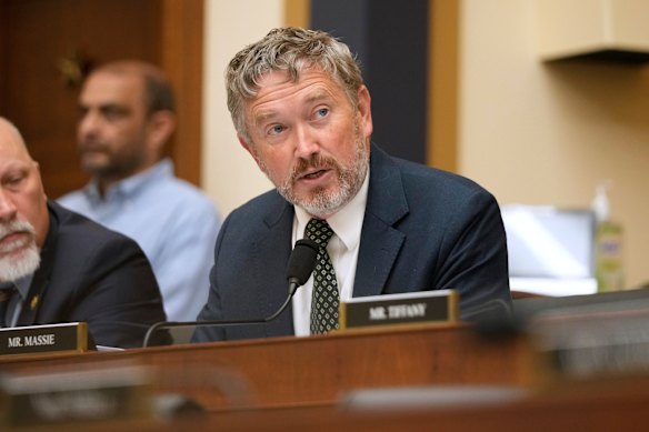 O republicano de Kentucky Thomas Massie investigou o diretor do FBI Kash Patel sobre os documentos de Epstein possuídos pela agência.