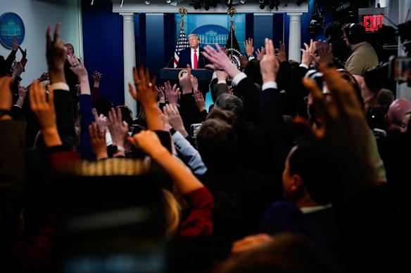 Para wartawan berteriak-teriak untuk mengajukan pertanyaan kepada Trump.