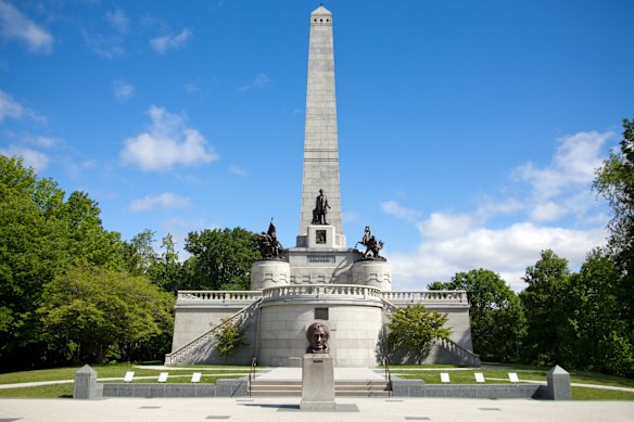 Lincoln’s tomb and monument in Springfield.