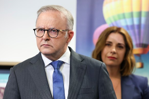 O primeiro-ministro Anthony Albanese fez sugestões para endurecer as regras sobre viagens familiares após uma controvérsia sobre despesas provocada pela ministra das Comunicações, Anika Wells.