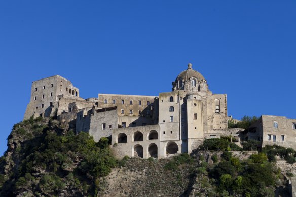 The theatrical Albergo Il Monastero has 2000 years of history and lofty outlooks to the Gulf of Naples.