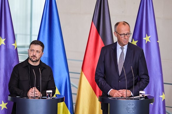 O presidente da Ucrânia, Volodymyr Zelensky, e o chanceler alemão Friedrich Merz falam com a mídia em Berlim na quarta -feira.