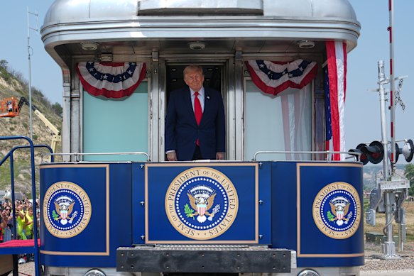 Il presidente Donald Trump arriva a Medora, nel Nord Dakota, sul treno “Freedom 250” prima del Giorno dell’Indipendenza.