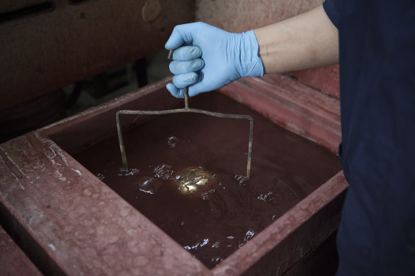 Bagno sgrassante ad ultrasuoni per una pulizia di livello superiore.