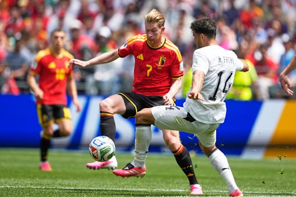 De Bruyne battles with Fathy.