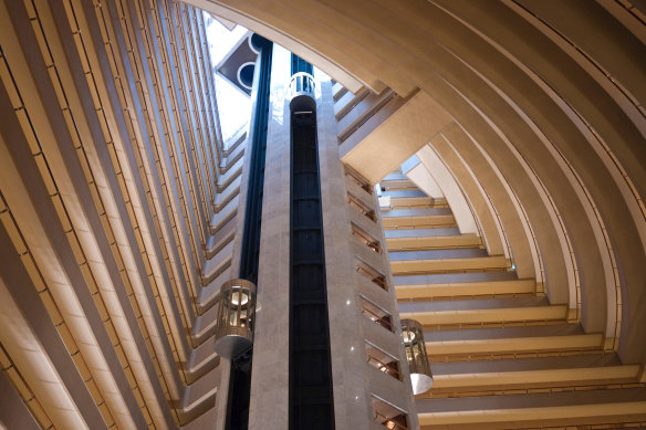 The Mandarin Oriental Singapore has a 21-storey atrium that Portman designed in the shape of a fan.