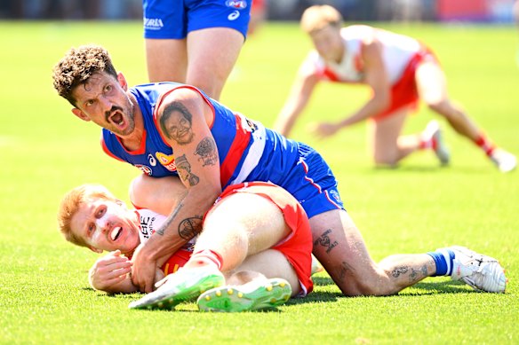 Bulldogs veteran Tom Liberatore calls for holding the ball.