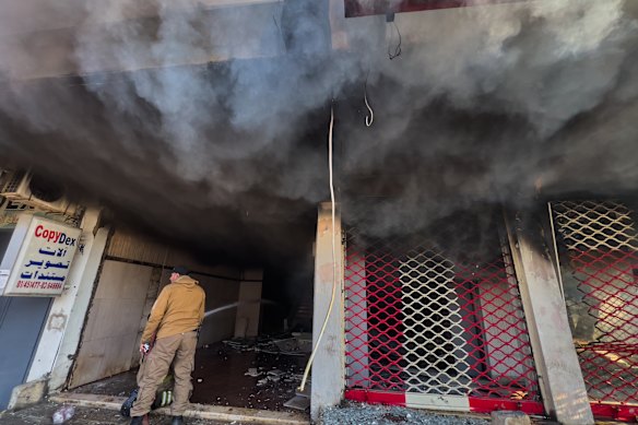 حريق في مبنى تعرض لهجوم جوي إسرائيلي في الضاحية، أحد ضواحي بيروت الجنوبية، لبنان يوم الثلاثاء.