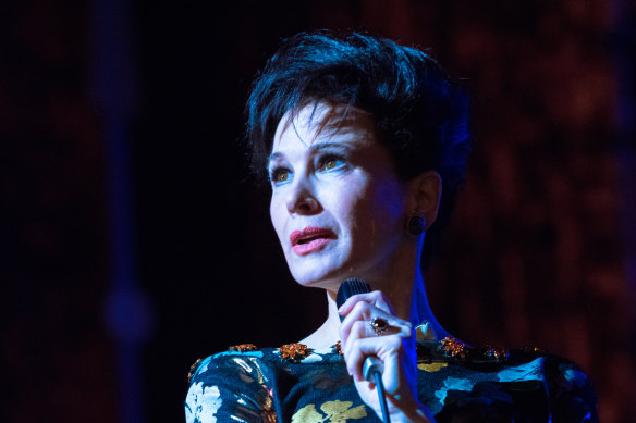 Renee Zellweger captures Judy Garland’s fragility and the sense of defeat that plagued her at the end. 